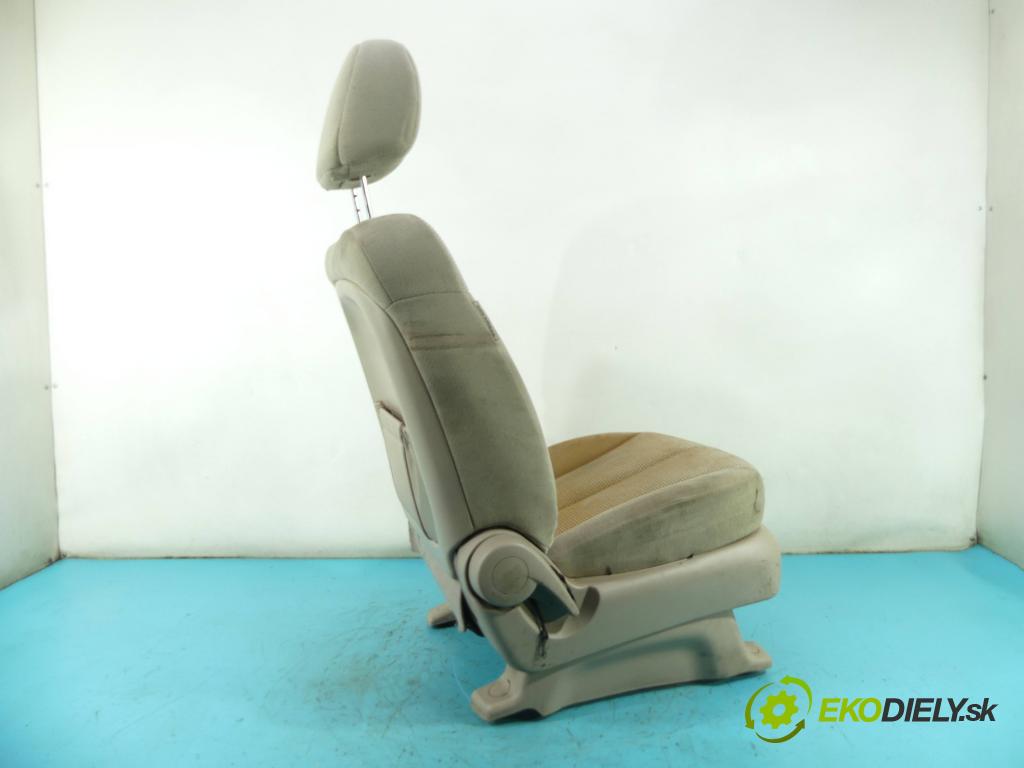 Kia Carnival II 2005-2014 2.9 crdi 185 HP manual 136 kW 2902 cm3 5- Sedačka pravý  (Sedačky, sedadlá)