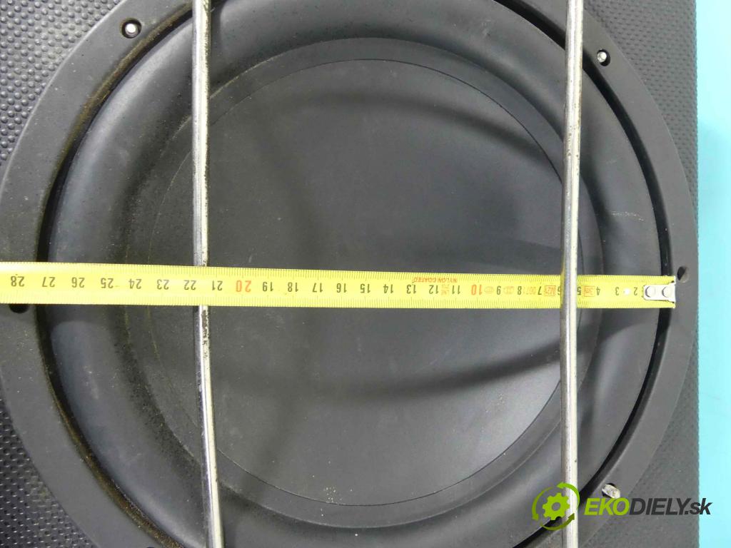 Audi A8 D2 1994-2002 4.2 V8 299KM automatic 220 kW 4172 cm3 4- Subwoofer:  (Audio zariadenia)