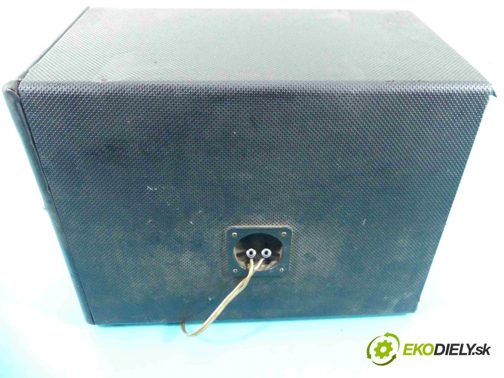 Audi A8 D2 1994-2002 4.2 V8 299KM automatic 220 kW 4172 cm3 4- Subwoofer:  (Audio zariadenia)