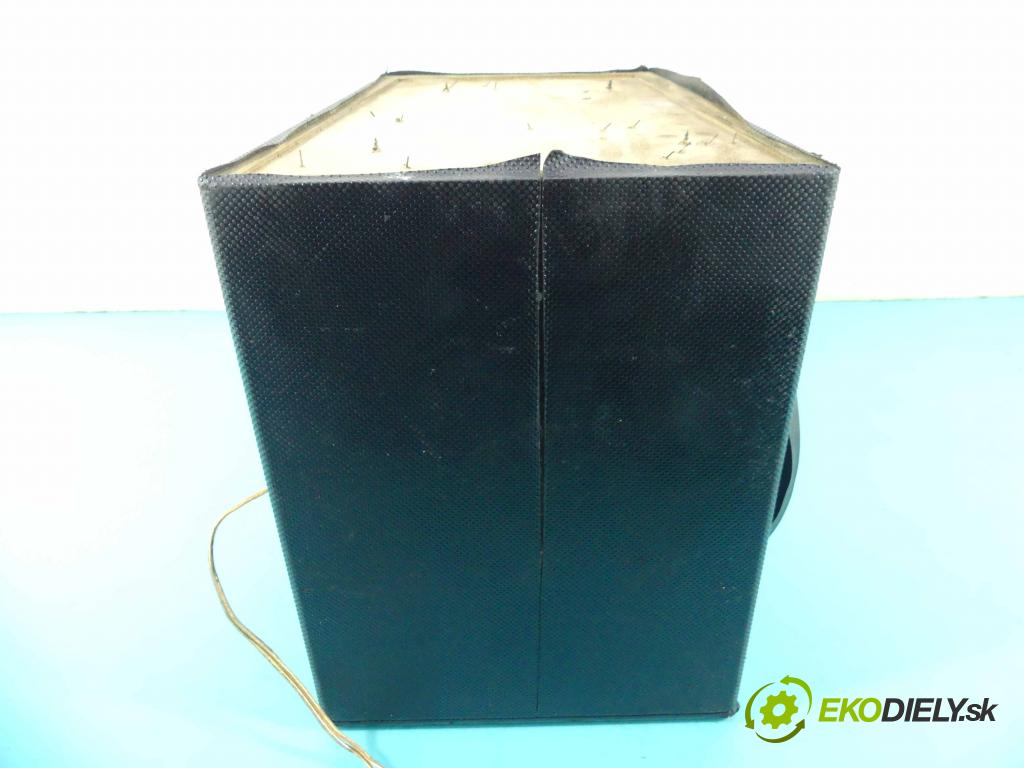 Audi A8 D2 1994-2002 4.2 V8 299KM automatic 220 kW 4172 cm3 4- Subwoofer:  (Audio zariadenia)