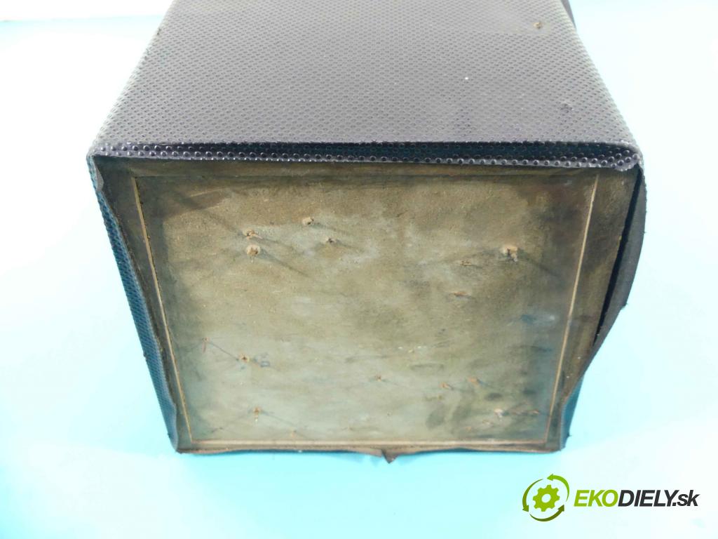 Audi A8 D2 1994-2002 4.2 V8 299KM automatic 220 kW 4172 cm3 4- Subwoofer:  (Audio zariadenia)