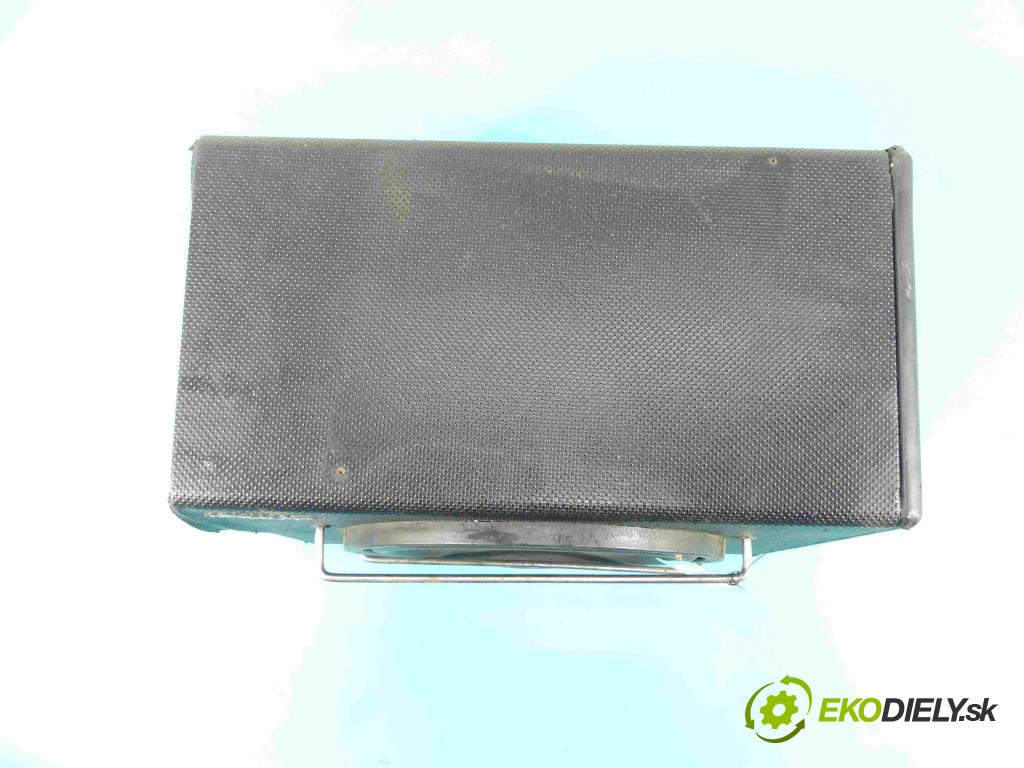 Audi A8 D2 1994-2002 4.2 V8 299KM automatic 220 kW 4172 cm3 4- Subwoofer:  (Audio zariadenia)