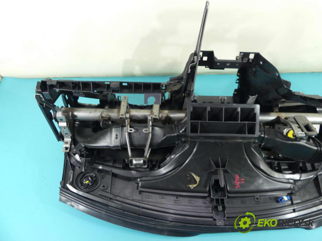 Citroen C4 II 2010-2017 1.6 hdi 92 HP manual 68 kW 1560 cm3 5- kokpit,pristrojová doska rozdeľovacia