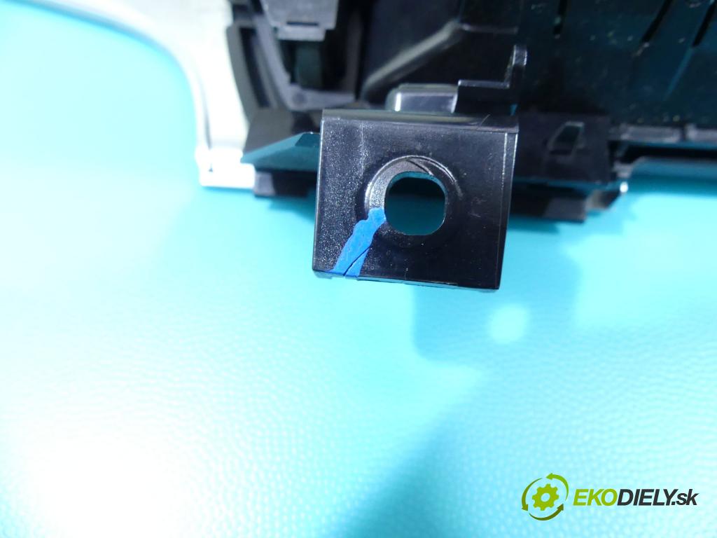 Audi A6 C7 2011-2018 2.0 TFSI 211KM automatic 155 kW 1984 cm3 4- Mřížka: kúrenia stredová 9025900 (Mriežky kúrenia (fukáre))