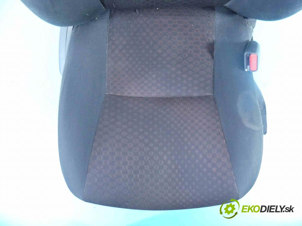 Toyota Verso 2009-2018 2.0 D4D 126 HP manual 93 kW 1998 cm3 5- Sedačka pravý  (Sedačky, sedadlá)