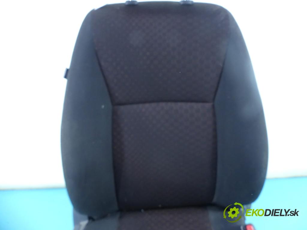 Toyota Verso 2009-2018 2.0 D4D 126 HP manual 93 kW 1998 cm3 5- Sedačka pravý  (Sedačky, sedadlá)