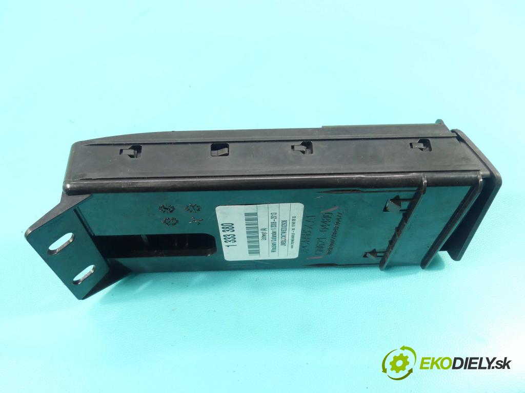 Mitsubishi Outlander II 2006-2013 2.2 DI-D 156 HP manual 115 kW 2179 cm3 5- Rukojeť: na nápoje: GN621-04480 (Úchyty, držiaky na nápoje)