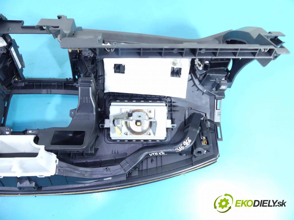 Nissan X-trail II T31 2008-2013 2.0 dci 150 HP manual 110 kW 1995 cm3 5- kokpit,pristrojová doska rozdeľovacia