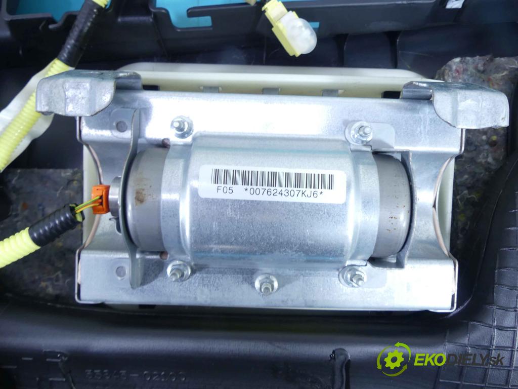 Toyota Auris I 2006-2013 2.0 D4D 126 HP manual 93 kW 1998 cm3 5- kokpit,pristrojová doska rozdeľovacia