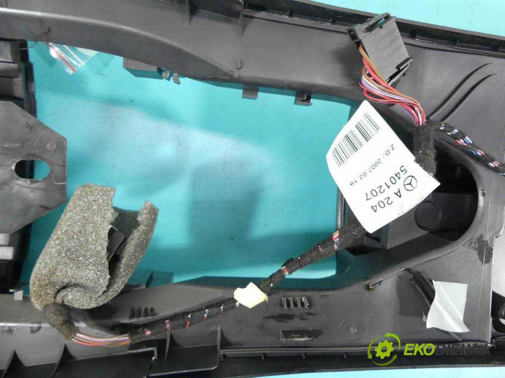 Mercedes C W204 2007-2014 3.0 V6 231 HP automatic 170 kW 2996 cm3 4- operadlo A2046800750 (Lakťové opierky)