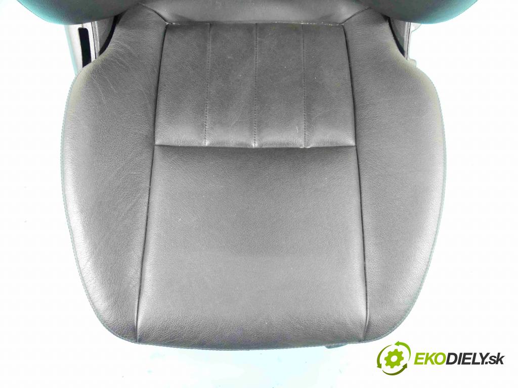 Mercedes C W204 2007-2014 3.0 V6 231 HP automatic 170 kW 2996 cm3 4- Sedačka pravý  (Sedačky, sedadlá)