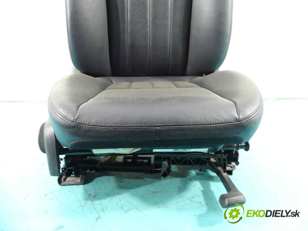 Mercedes C W204 2007-2014 3.0 V6 231 HP automatic 170 kW 2996 cm3 4- Sedačka pravý  (Sedačky, sedadlá)