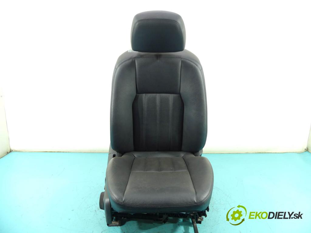 Mercedes C W204 2007-2014 3.0 V6 231 HP automatic 170 kW 2996 cm3 4- Sedačka pravý  (Sedačky, sedadlá)