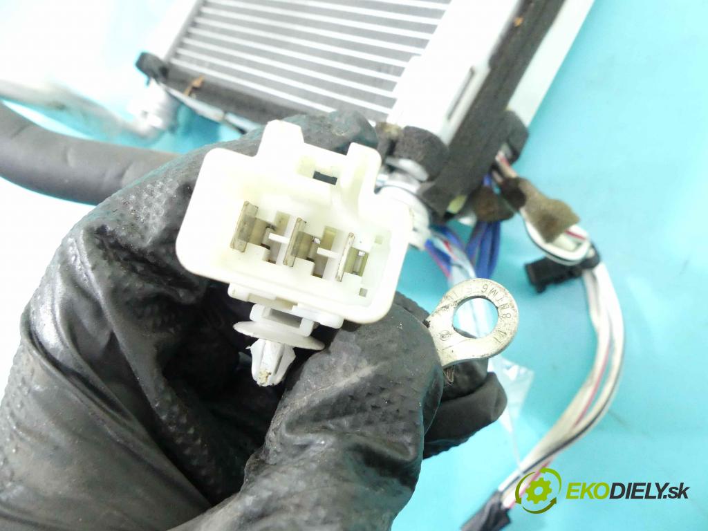 Toyota Rav4 II 2000-2005 2.0 D4D 116 hp manual 85 kW 1995 cm3 5- radiátor  (Radiátory topení)