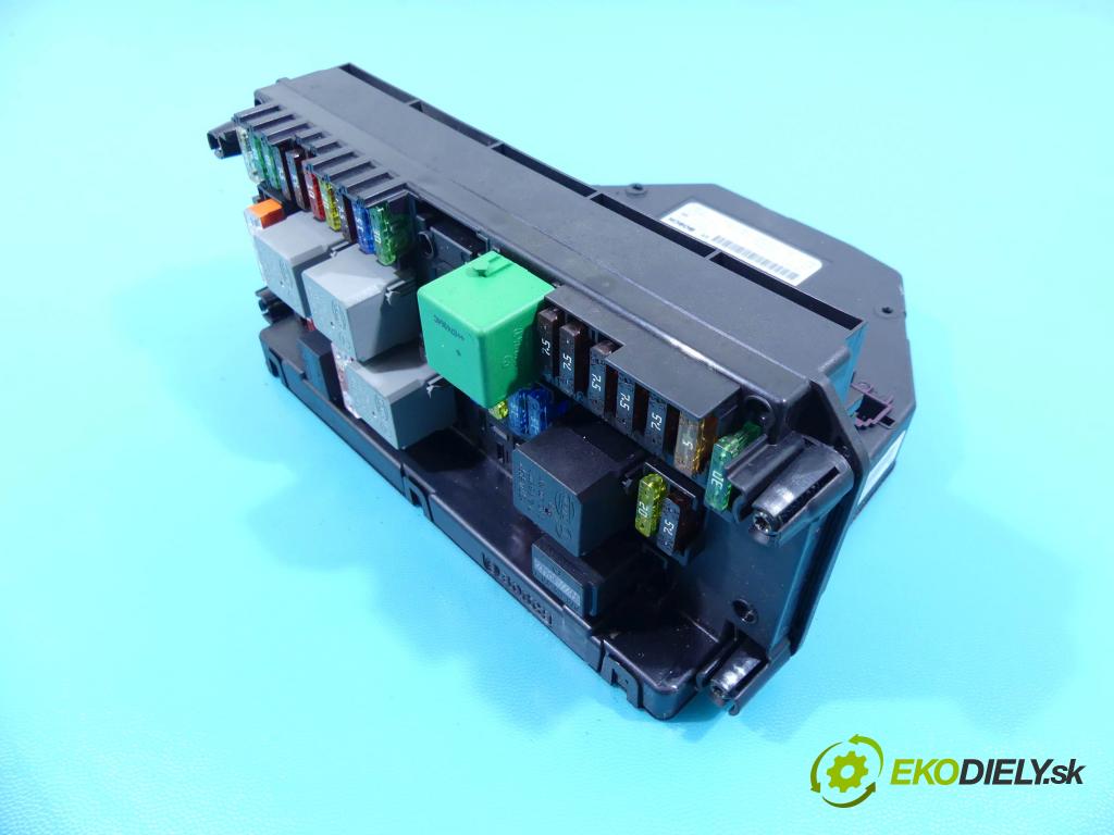 Mercedes C W204 2007-2014 3.0 V6 231 HP automatic 170 kW 2996 cm3 4- skrinka poistka A2045454601 (Poistková skrinka)