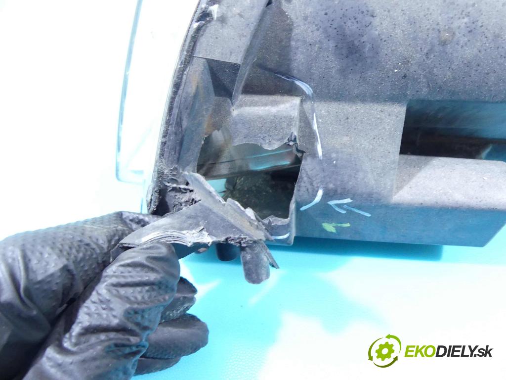 Mercedes C W204 2007-2014 3.0 V6 231 HP automatic 170 kW 2996 cm3 4- Reflektor: pravý A2048203061 (Pravé)