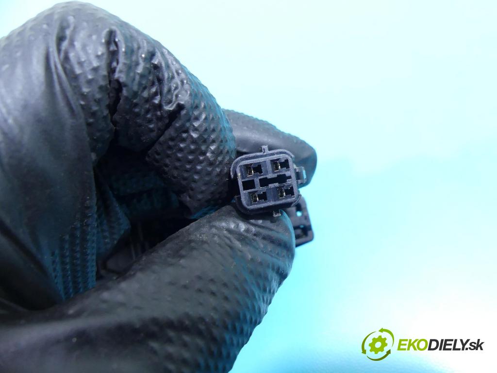 Hyundai Ix35 2.0 crdi 136 HP manual 100 kW 1995 cm3 5- rukoväť predné ľavé mimo:  (Vonkajšie predné ľavé)