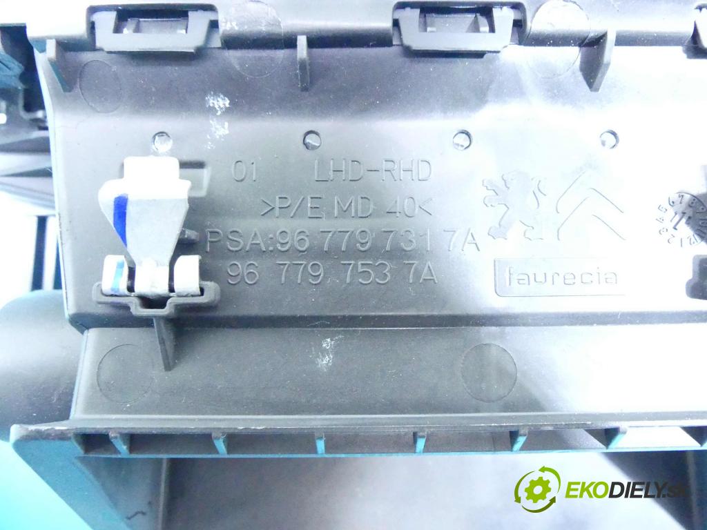 Citroen C4 Grand Picasso II 2013-2022 1.6 THP 156 HP manual 115 kW 1598 cm3 5- Mřížka: kúrenia stredová 967797317A (Mriežky kúrenia (fukáre))