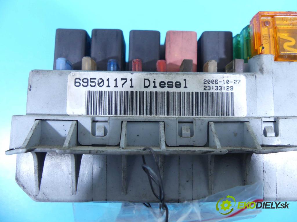 Iveco Daily IV 2006-2014 3.0 HPT: 177 hp manual 130 kW 2998 cm3 5- skříňka pojistková 69501171 (Pojistkové skříňky)