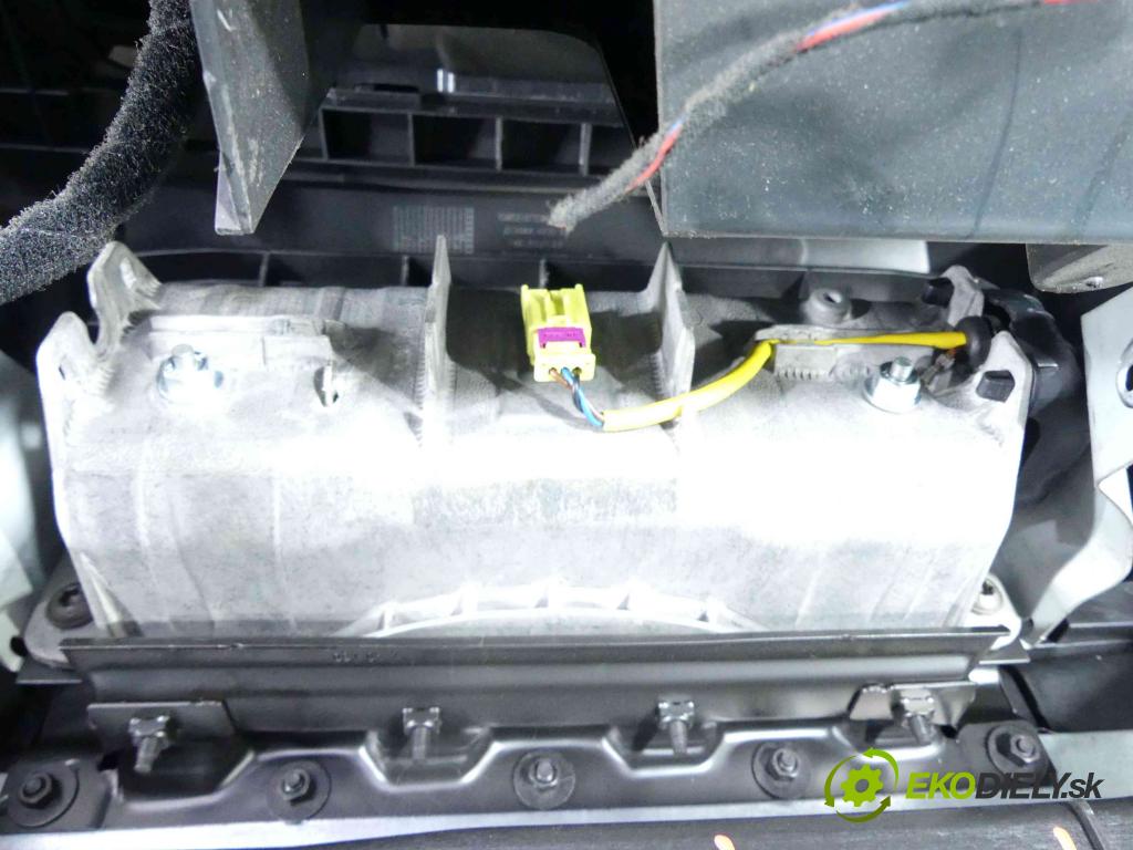 Vw Golf V 2003-2009 1.6 SR 102 HP manual 75 kW 1595 cm3 5- kokpit,pristrojová doska rozdeľovacia 1K1858295