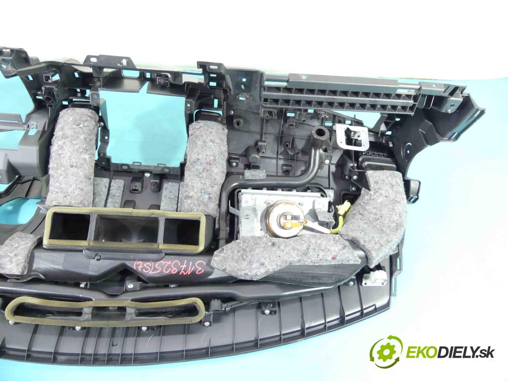 Mitsubishi Lancer VIII 2007-2016 1.8 16V 143 HP manual 105 kW 1798 cm3 4- kokpit,pristrojová doska rozdeľovacia