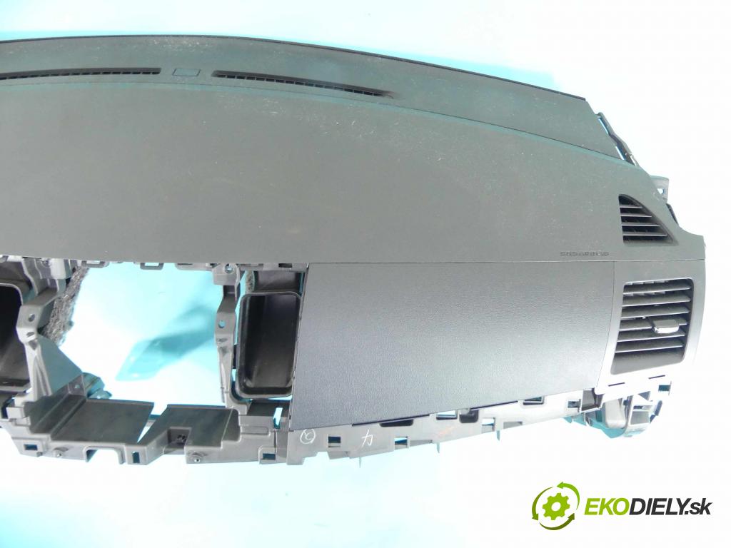 Mitsubishi Lancer VIII 2007-2016 1.8 16V 143 HP manual 105 kW 1798 cm3 4- kokpit,pristrojová doska rozdeľovacia
