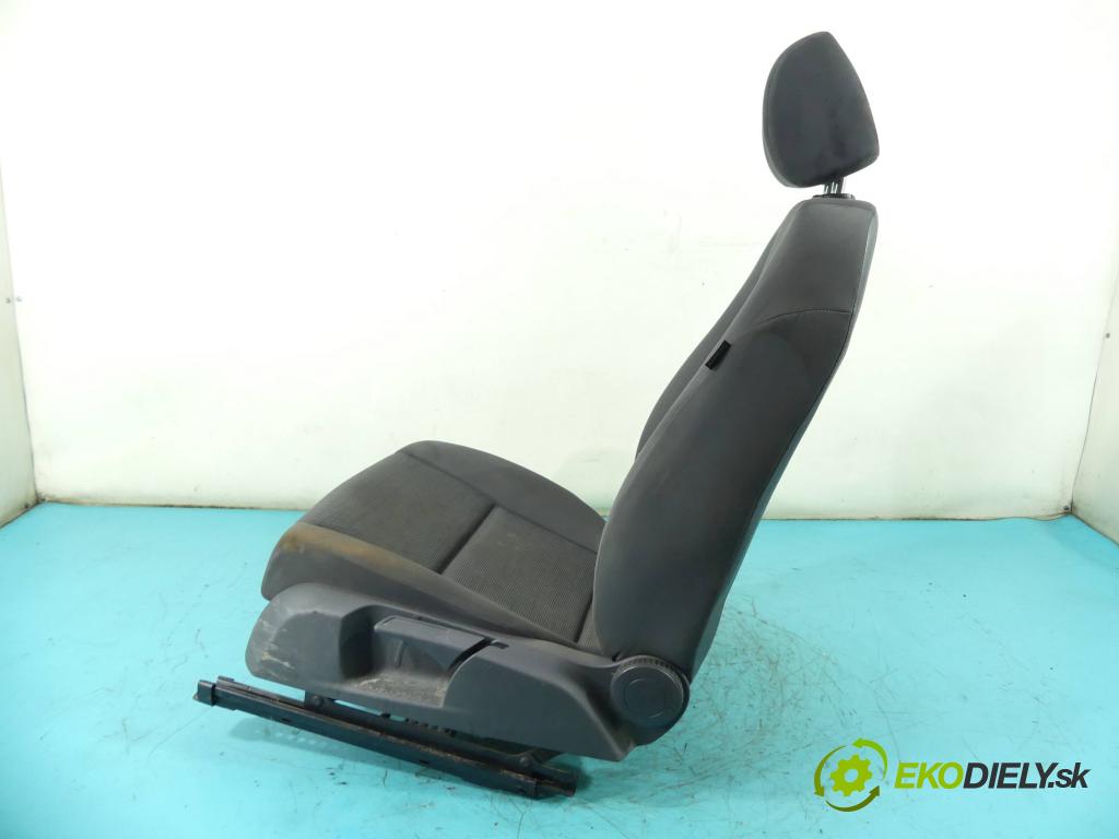 Vw Golf V 2003-2009 1.6 SR 102 HP manual 75 kW 1595 cm3 5- Sedačka ľavý  (Sedačky, sedadlá)