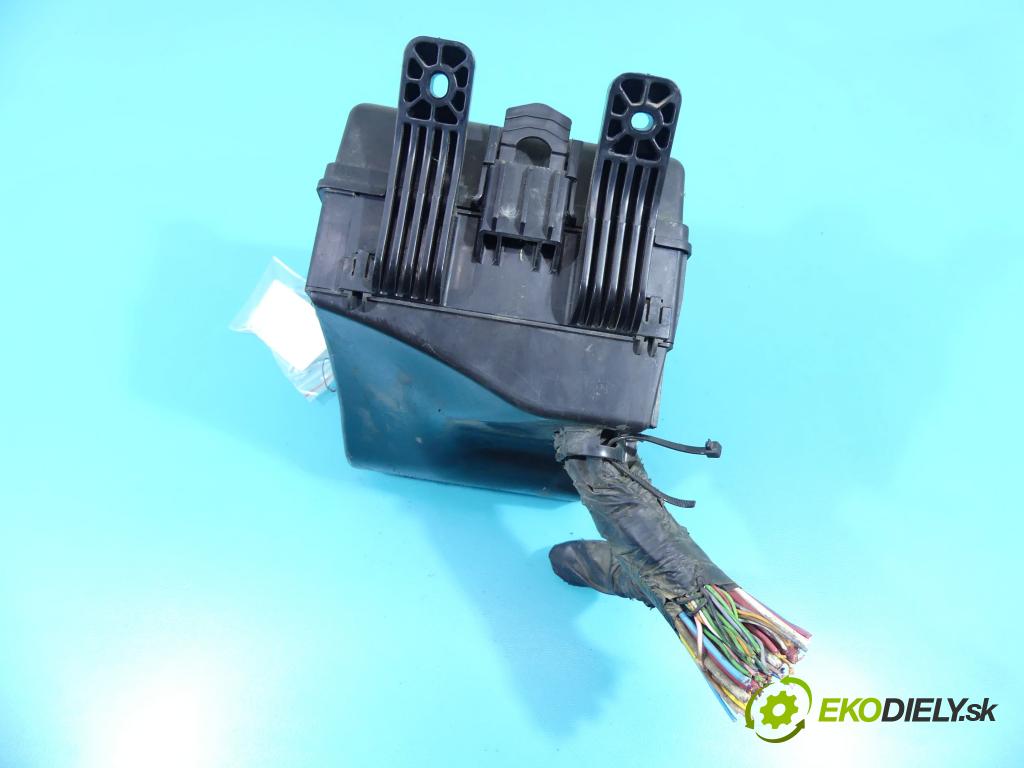 Kia Sportage III 2010-2015 2.0 crdi 136hp automatic 100 kW 1995 cm3 5- skříňka pojistková  (Pojistkové skříňky)