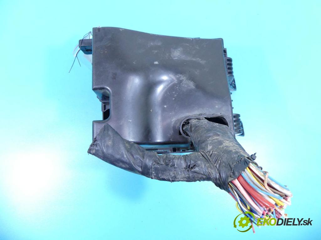 Kia Sportage III 2010-2015 2.0 crdi 136hp automatic 100 kW 1995 cm3 5- skříňka pojistková  (Pojistkové skříňky)