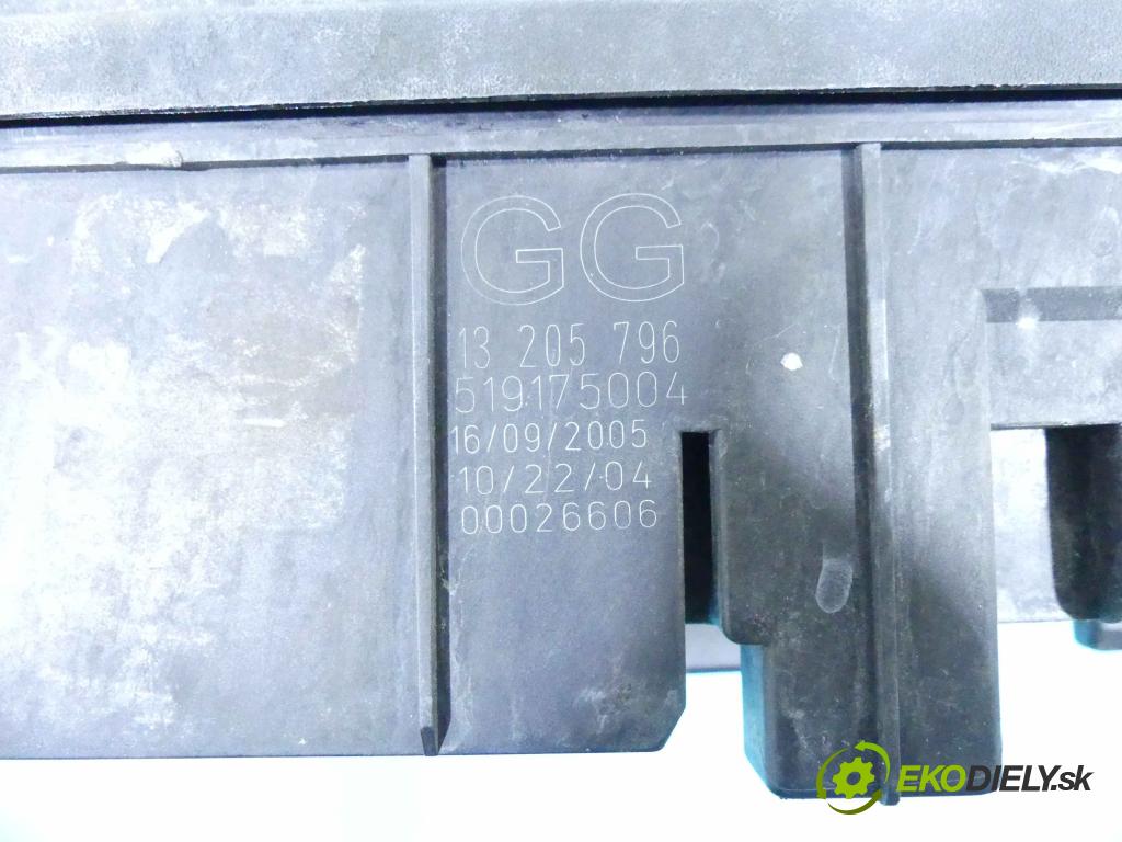 Opel Vectra C 2002-2008 2.0 T 175 hp manual 129 kW 1998 cm3 4- skříňka pojistková 13205796 (Pojistkové skříňky)