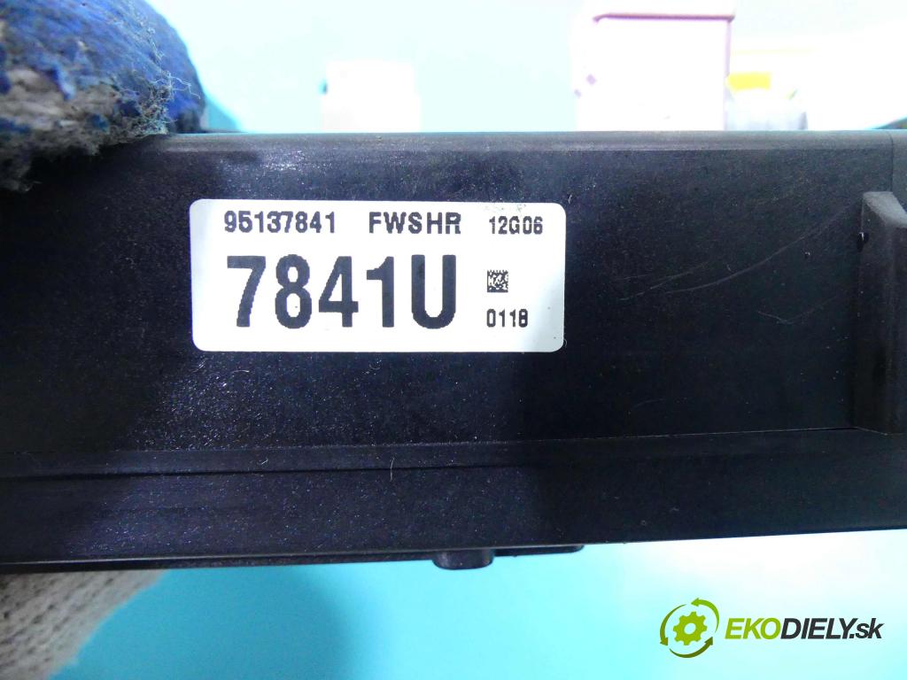 Chevrolet Captiva 2.2 VCDI 184 hp manual 135 kW 2231 cm3 5- skříňka pojistková 95137841 (Pojistkové skříňky)