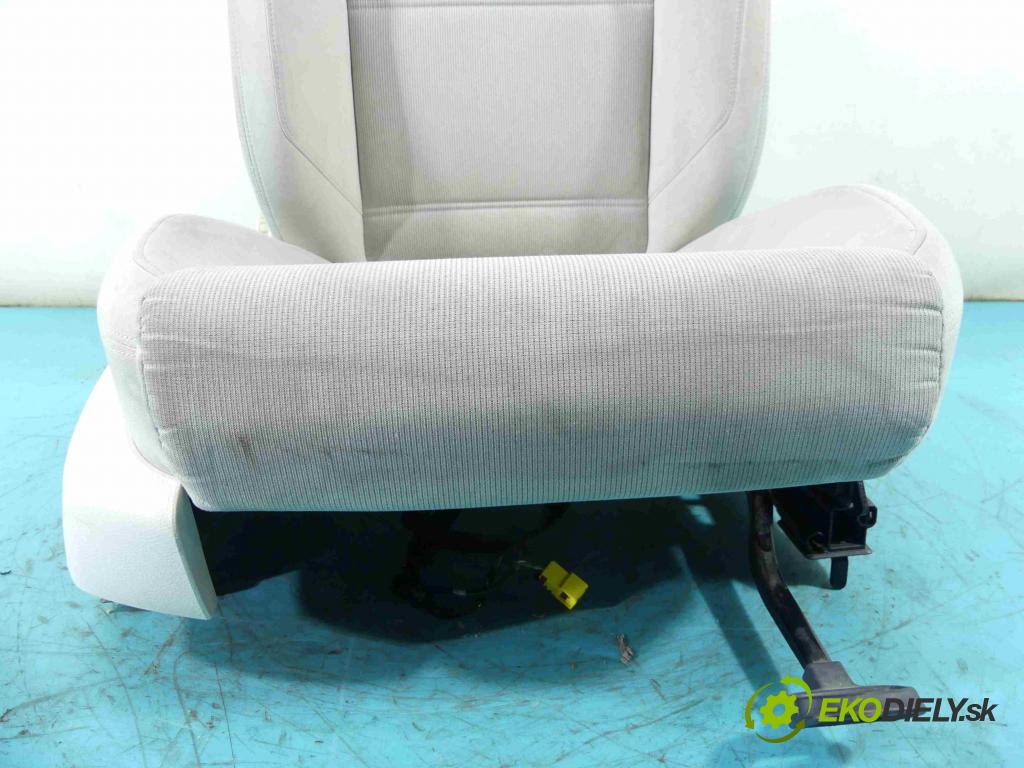 Vw Passat B8 2014 - 2.0 tdi 150 HP manual 110 kW 1968 cm3 5- Sedačka pravý  (Sedačky, sedadlá)