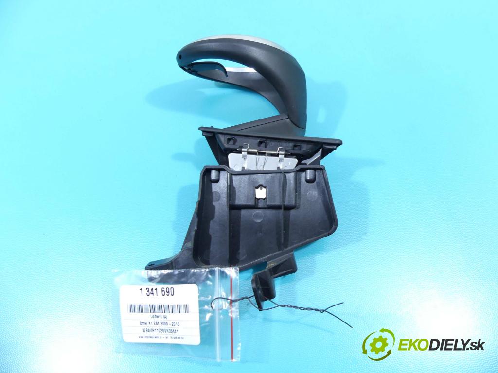 Bmw X1 E84 2009-2015 2.0d 136 HP manual 100 kW 1995 cm3 5- Rukojeť: na nápoje: 105017257 (Úchyty, držiaky na nápoje)