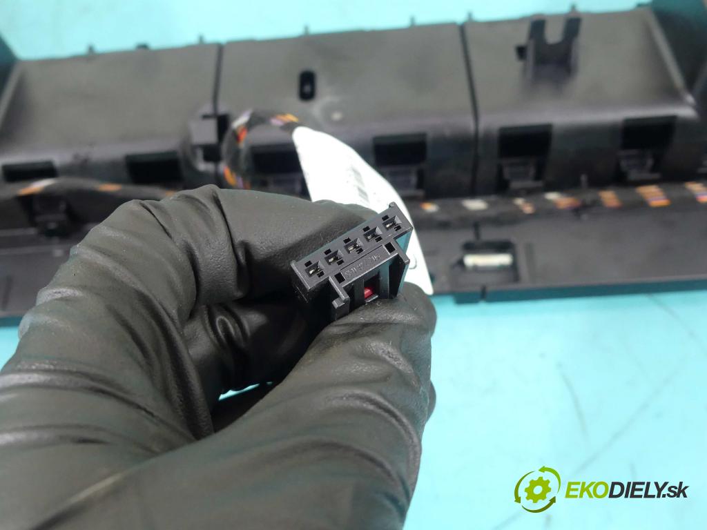 Vw Passat B8 2014 - 2.0 tdi 150 HP manual 110 kW 1968 cm3 5- Mřížka: kúrenia stredová 3G0919204C (Mriežky kúrenia (fukáre))