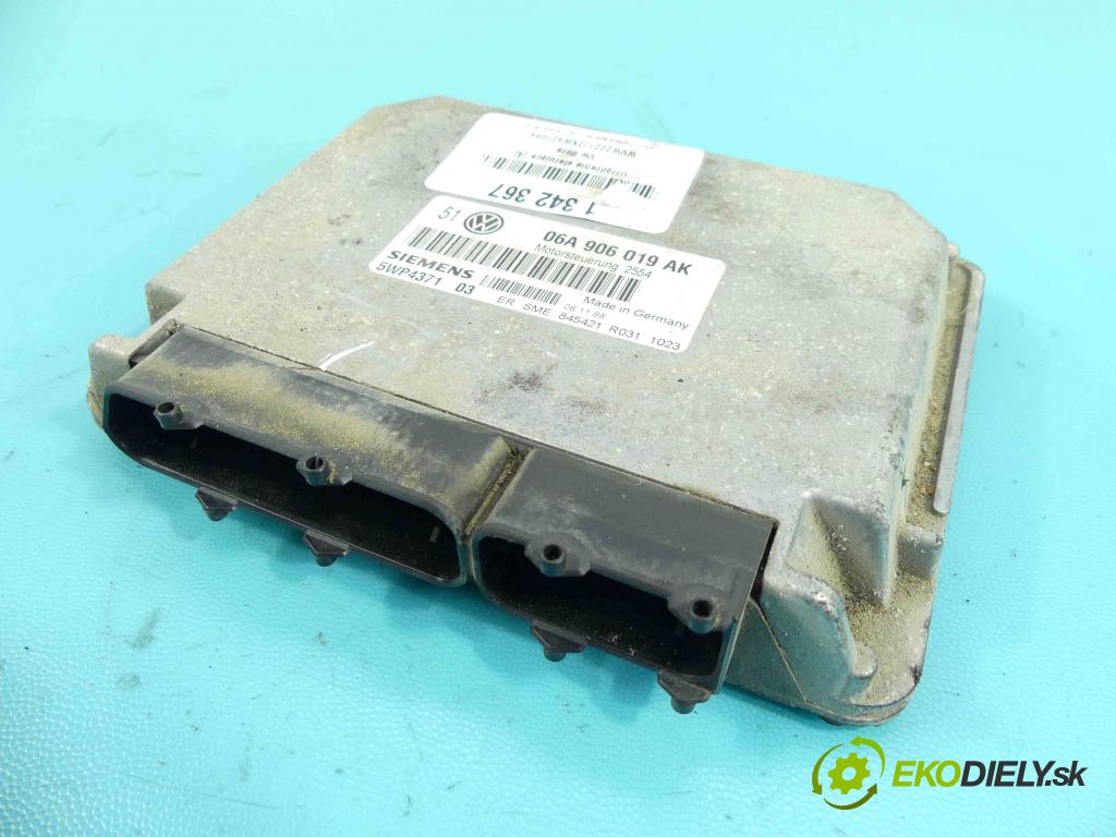 Vw Bora 1.6 SR 101 hp manual 74 kW 1595 cm3 4- řídící jednotka motoru 06A906019AK