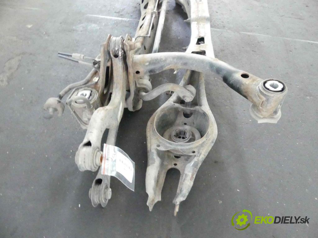 Vw Passat B8 2014 - 2.0 tdi 150 hp manual 110 kW 1968 cm3 5- zadní výztuha  (Výztuhy zadní)