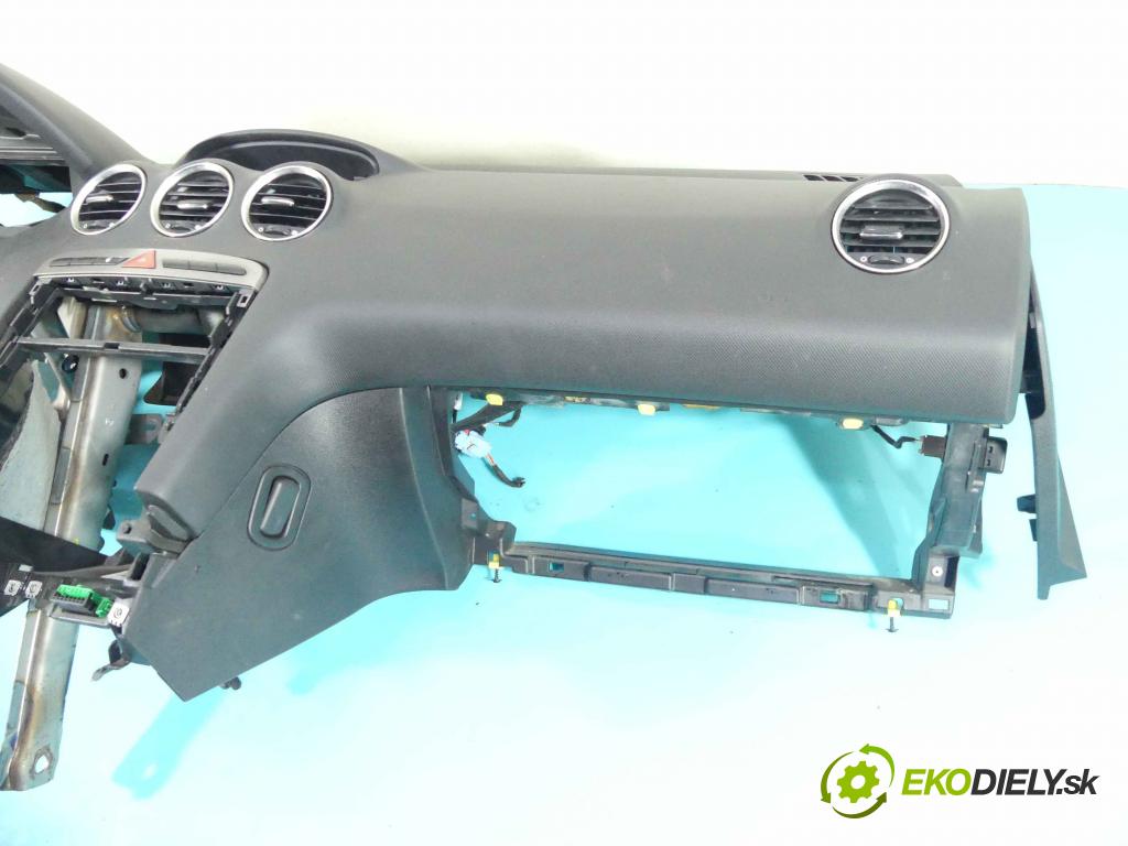 Peugeot 308 I 2007-2013 1.6 hdi 90 HP manual 66,2 kW 1560 cm3 5- kokpit,pristrojová doska rozdeľovacia