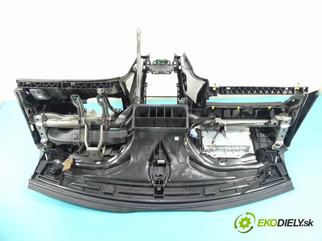 Peugeot 308 I 2007-2013 1.6 hdi 90 HP manual 66,2 kW 1560 cm3 5- kokpit,pristrojová doska rozdeľovacia