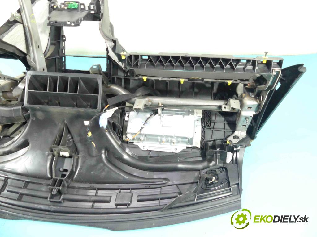 Peugeot 308 I 2007-2013 1.6 hdi 90 HP manual 66,2 kW 1560 cm3 5- kokpit,pristrojová doska rozdeľovacia