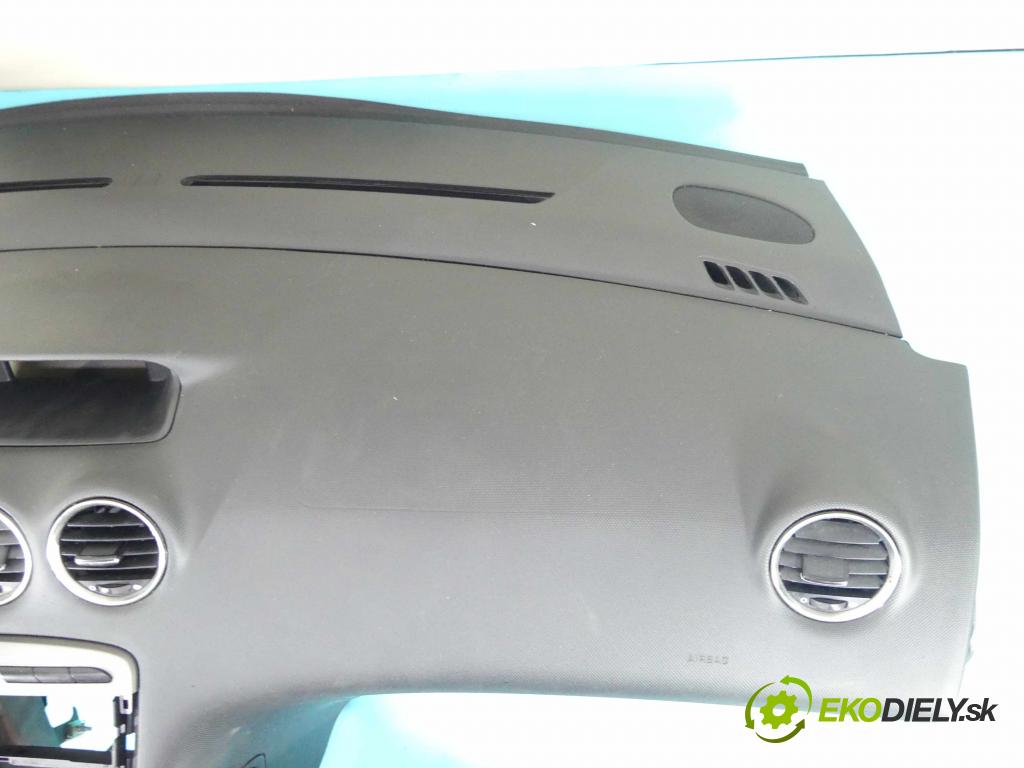 Peugeot 308 I 2007-2013 1.6 hdi 90 HP manual 66,2 kW 1560 cm3 5- kokpit,pristrojová doska rozdeľovacia