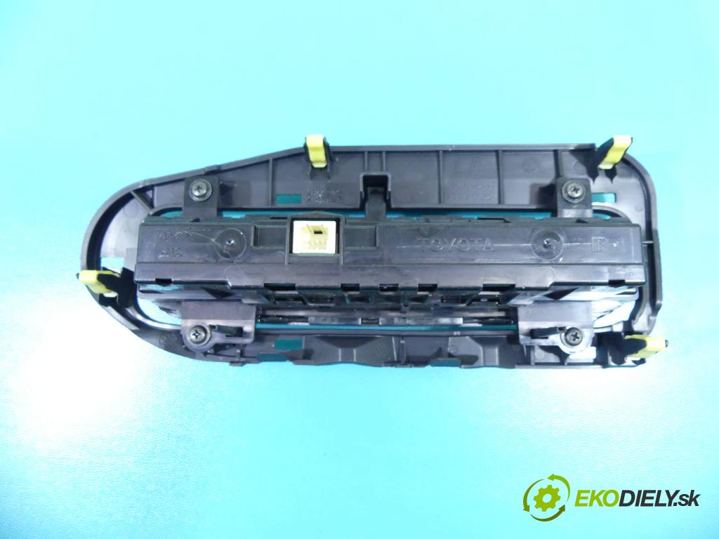 Toyota Auris II 2012-2018 1.6 16V 132  HP manual 97 kW 1598 cm3 5- panel kúrenia 55468-02030