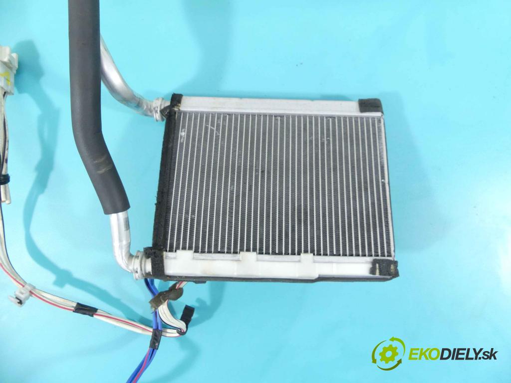 Toyota Rav4 II 2000-2005 2.0 D4D 116 hp manual 85 kW 1995 cm3 5- radiátor  (Radiátory topení)