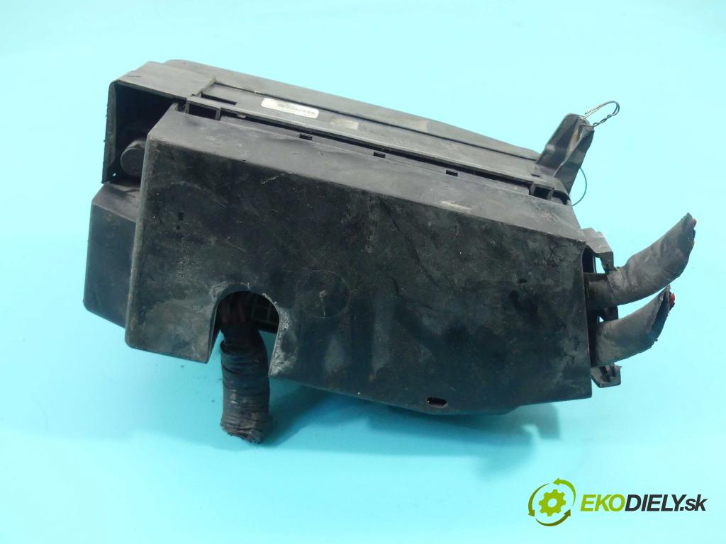 Hyundai Trajet 2.0 crdi 114 hp manual 84 kW 1991 cm3 5- skříňka pojistková 91220-3A021 (Pojistkové skříňky)