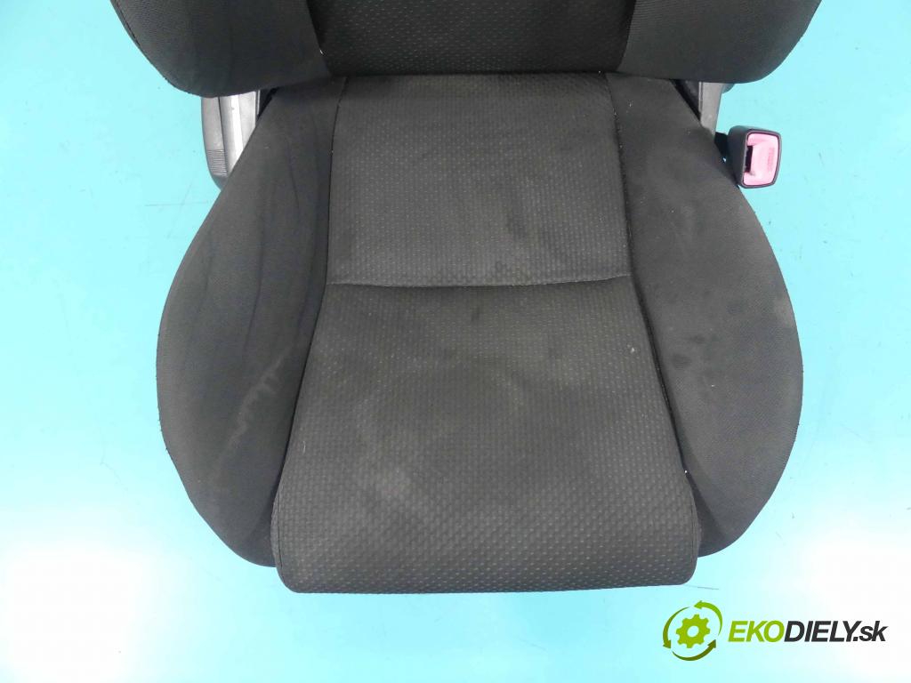 Toyota Corolla Verso II 2004-2009 2.0 D4D 116 HP manual 85 kW 1995 cm3 5- Sedačka pravý  (Sedačky, sedadlá)