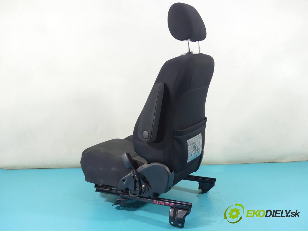 Toyota Corolla Verso II 2004-2009 2.0 D4D 116 HP manual 85 kW 1995 cm3 5- Sedačka pravý  (Sedačky, sedadlá)