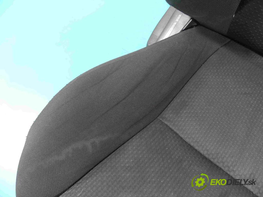 Toyota Corolla Verso II 2004-2009 2.0 D4D 116 HP manual 85 kW 1995 cm3 5- Sedačka pravý  (Sedačky, sedadlá)