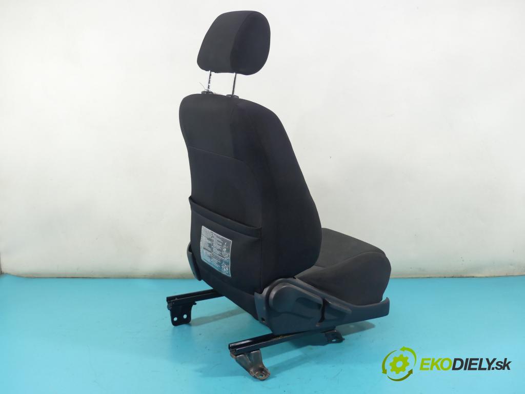 Toyota Corolla Verso II 2004-2009 2.0 D4D 116 HP manual 85 kW 1995 cm3 5- Sedačka pravý  (Sedačky, sedadlá)