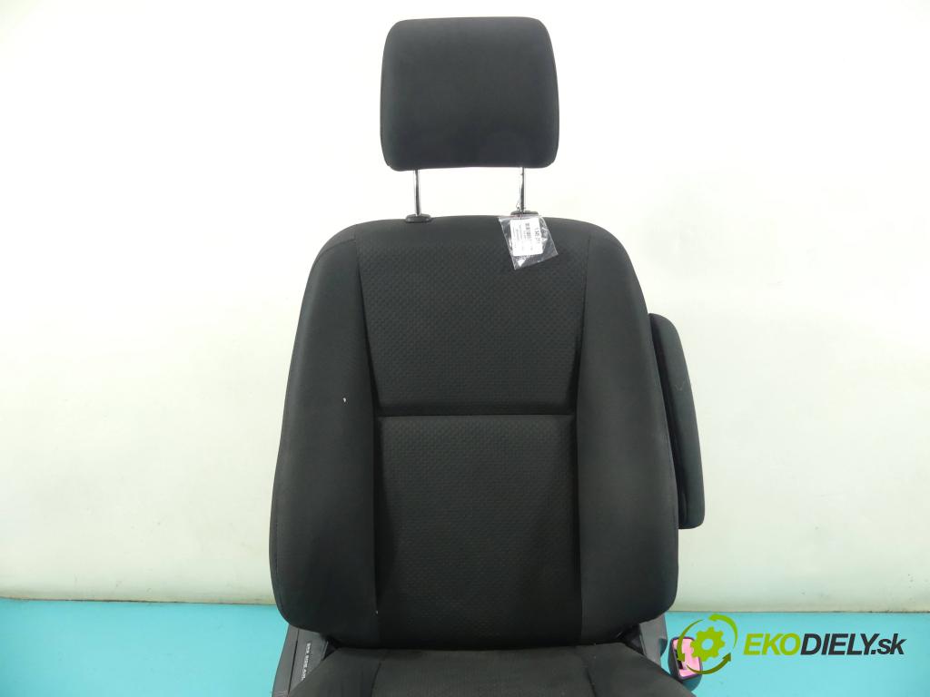 Toyota Corolla Verso II 2004-2009 2.0 D4D 116 HP manual 85 kW 1995 cm3 5- Sedačka pravý  (Sedačky, sedadlá)