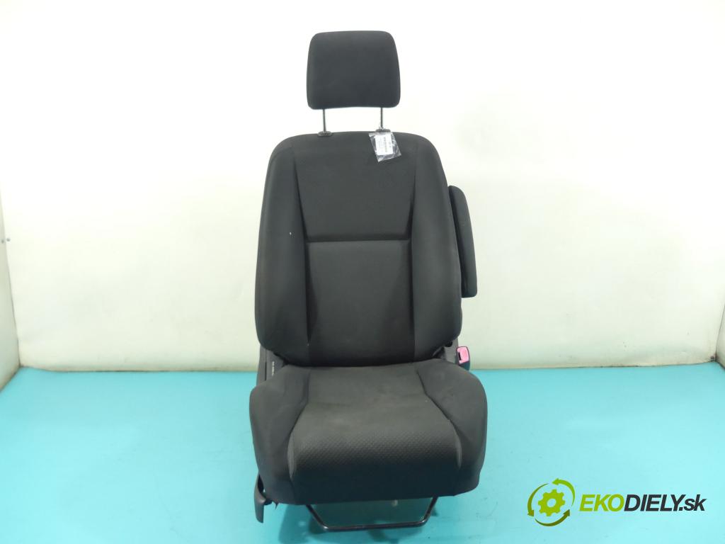 Toyota Corolla Verso II 2004-2009 2.0 D4D 116 HP manual 85 kW 1995 cm3 5- Sedačka pravý  (Sedačky, sedadlá)