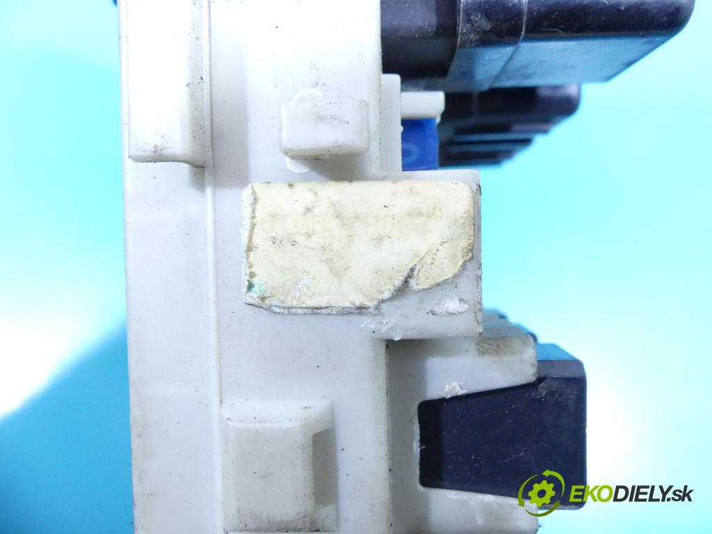 Nissan Murano Z50 2003-2008 3.5 V6 241KM automatic 177 kW 3498 cm3 5- skříňka pojistková  (Pojistkové skříňky)